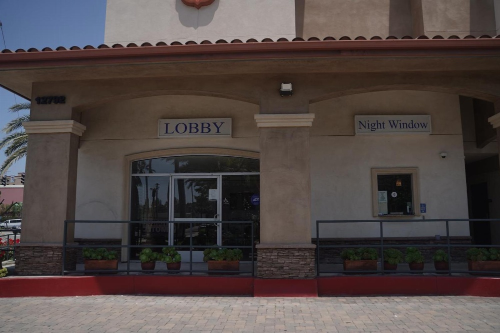 Harbor Inn & Suites Main image