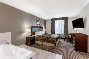Room #41560010 at Harbor Inn & Suites, photo 2